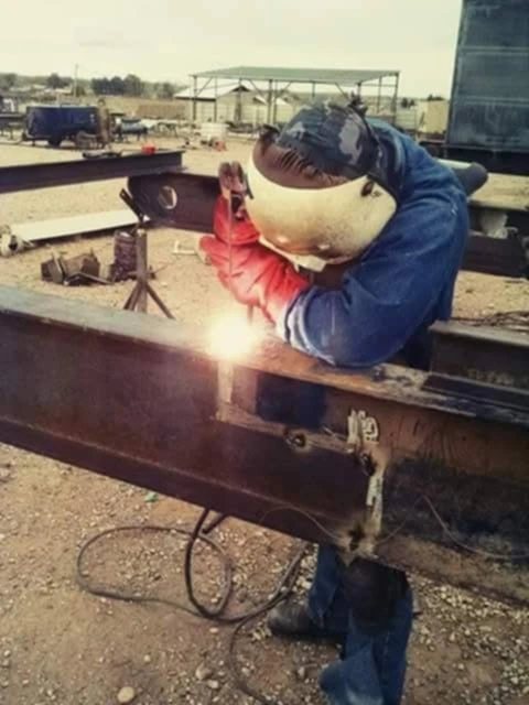Cliente de MetalVip trabajando en soldadura y montaje